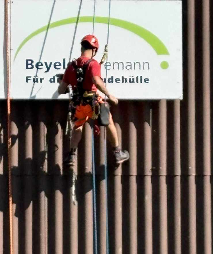 Höhenarbeiter führt Arbeiten am hängenden Seil durch