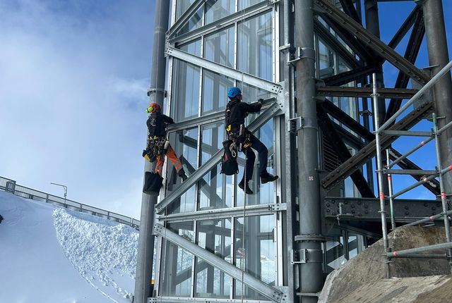 2 Höhenarbeiter beim reinigen einer Glasfassade am Seil